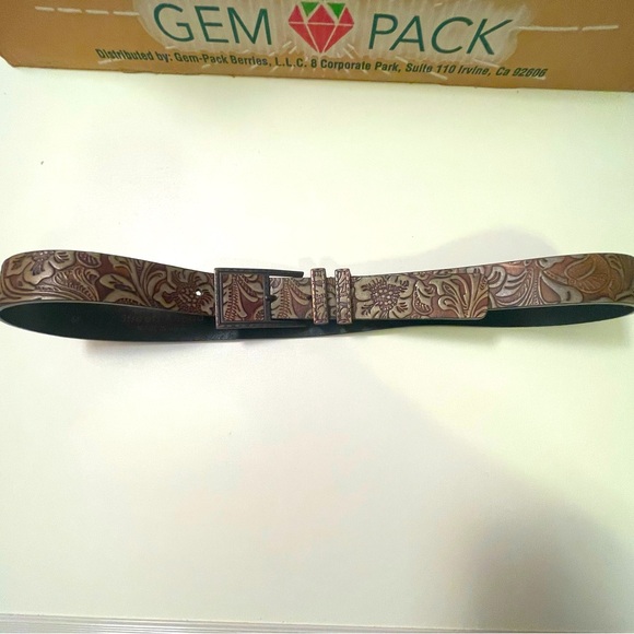 Women’s Belt Size Medium 40 inches Made in Italy Floral detail scrolling design - Picture 11 of 11